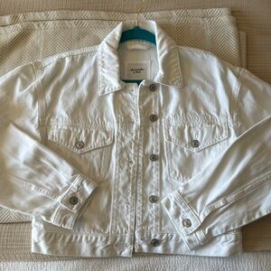 Cropped white Jean jacket Abercrombie & fitch size small